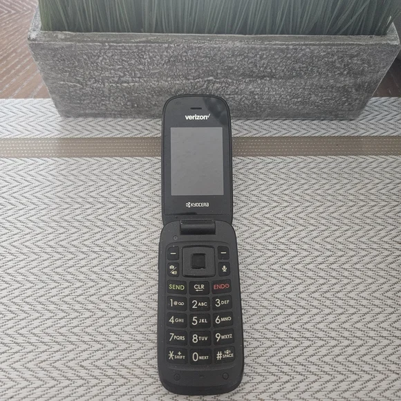 Kyocera Verizon Black Cell Phone - Picture 2 of 3